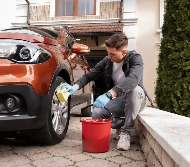 Lavage auto à domicile Larroque-Saint-Sernin : professionnel intervenant sur un véhicule